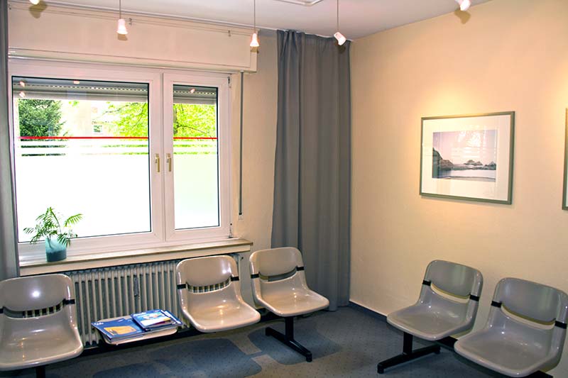 Der Warteraum der Praxis.